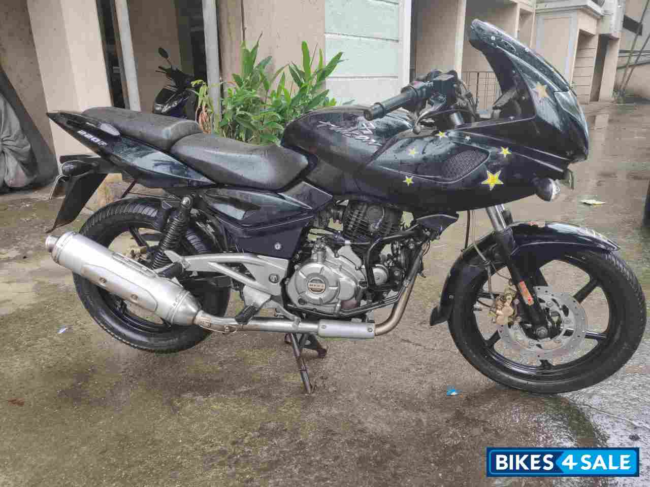 Black Bajaj Pulsar 220 DTSi