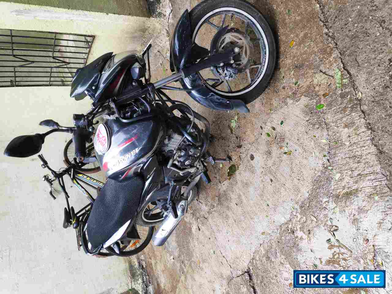 Black And Red Bajaj Discover 150 S Black And Red Bajaj Discover 150 S