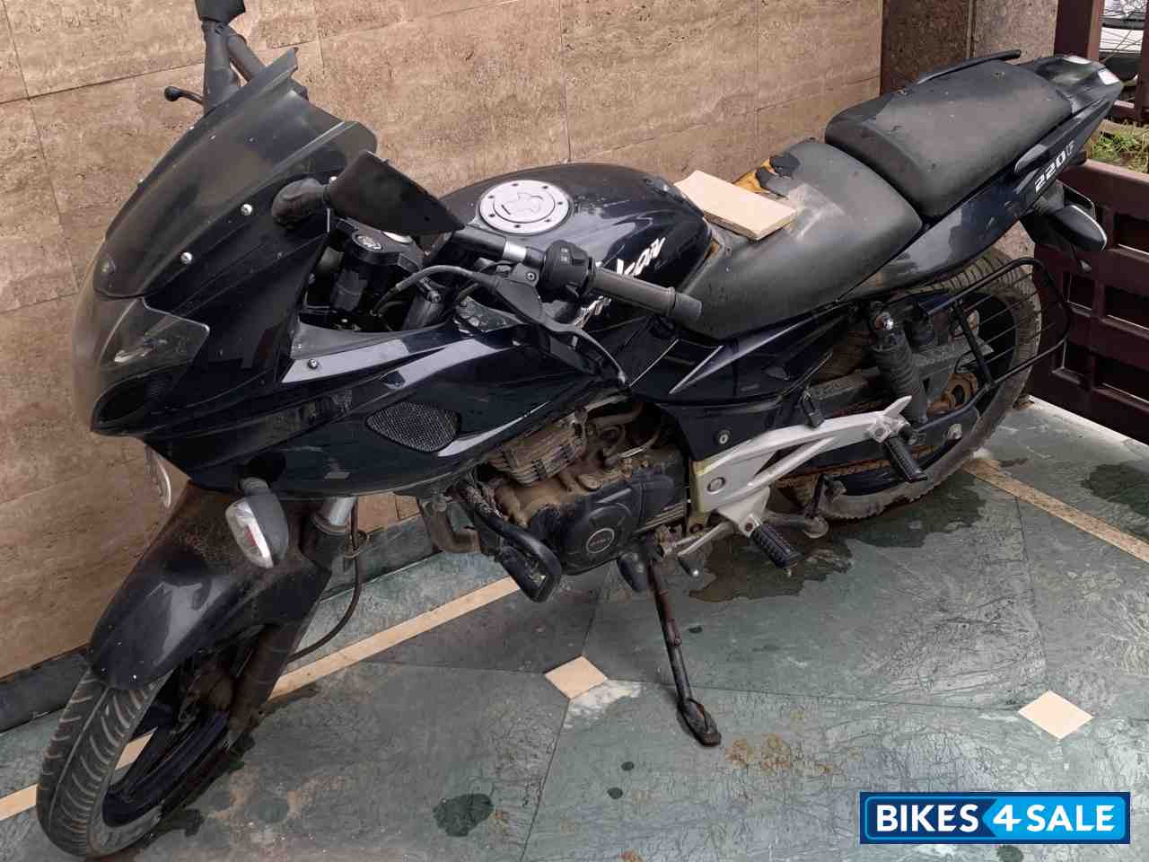 Black Bajaj Pulsar 220 DTSFi