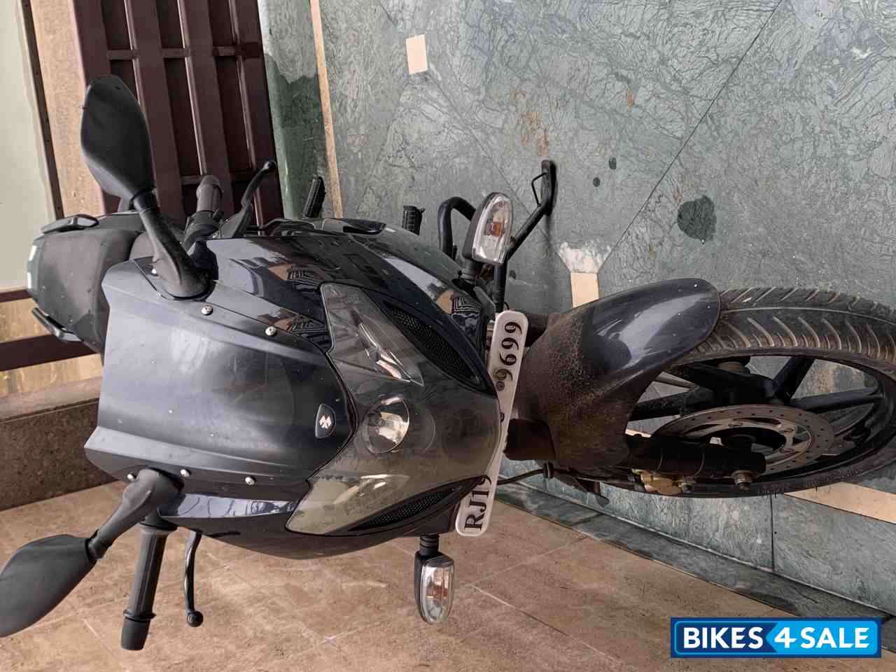 Black Bajaj Pulsar 220 DTSFi Black Bajaj Pulsar 220 DTSFi