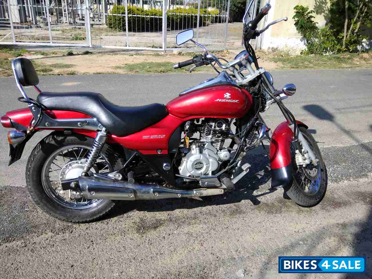 Red Bajaj Avenger 220 DTS-i