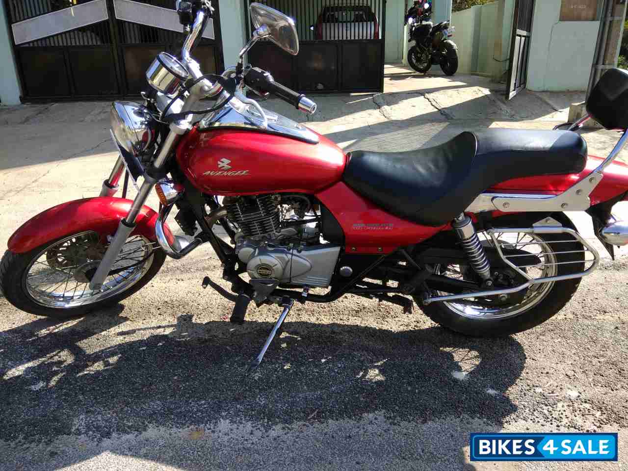 Red Bajaj Avenger 220 DTS-i