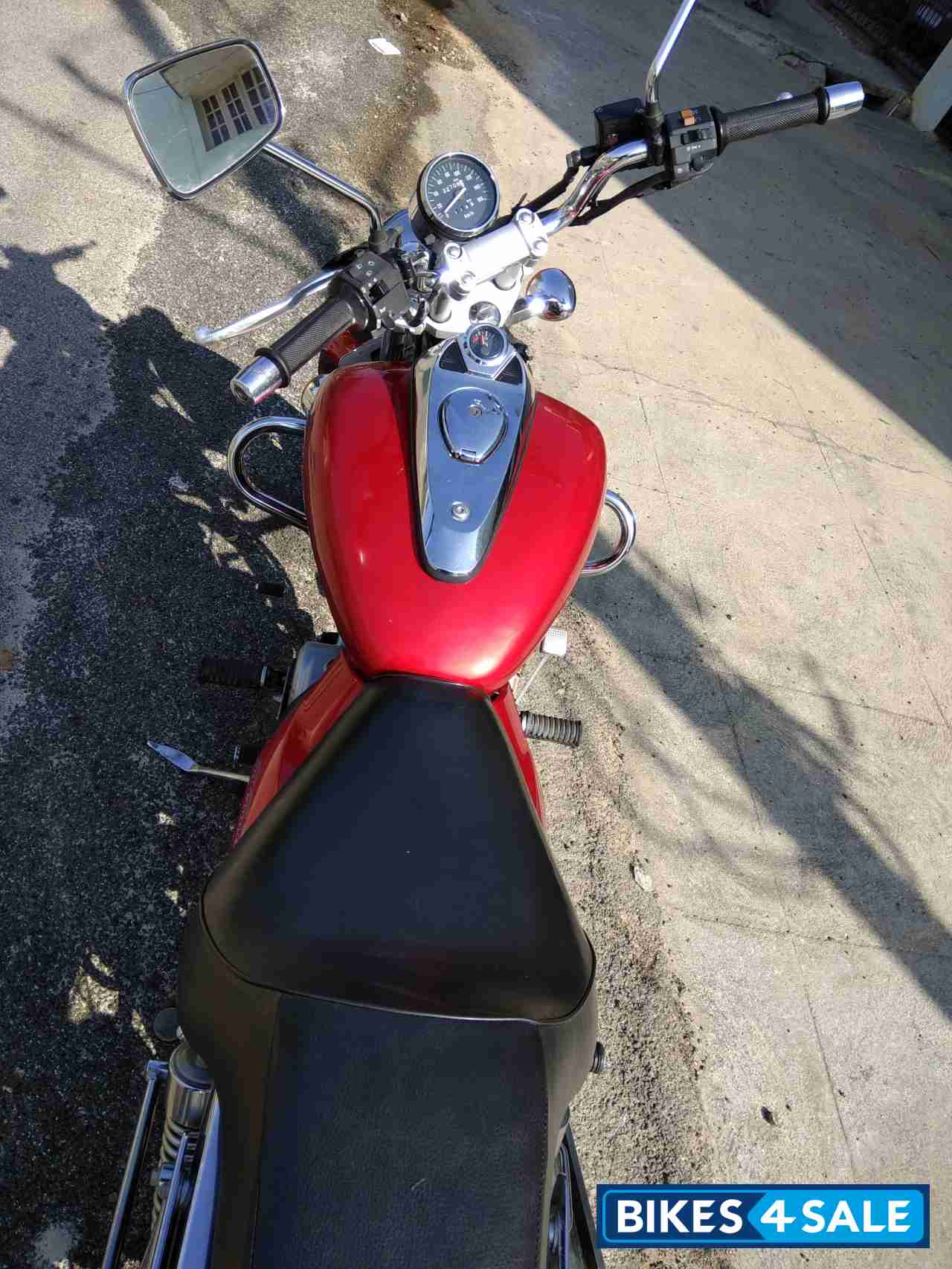 Red Bajaj Avenger 220 DTS-i