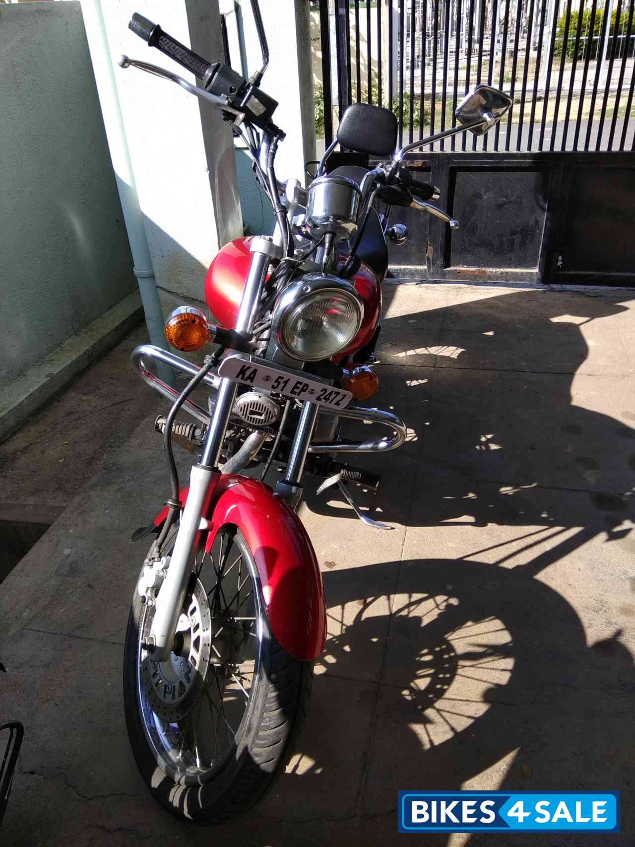 Red Bajaj Avenger 220 DTS-i