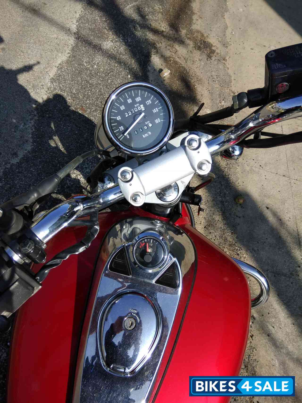 Red Bajaj Avenger 220 DTS-i