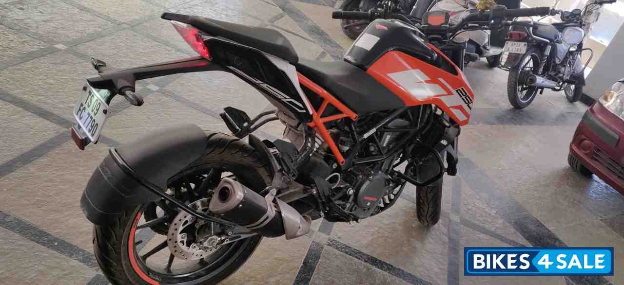 Orange KTM Duke 250
