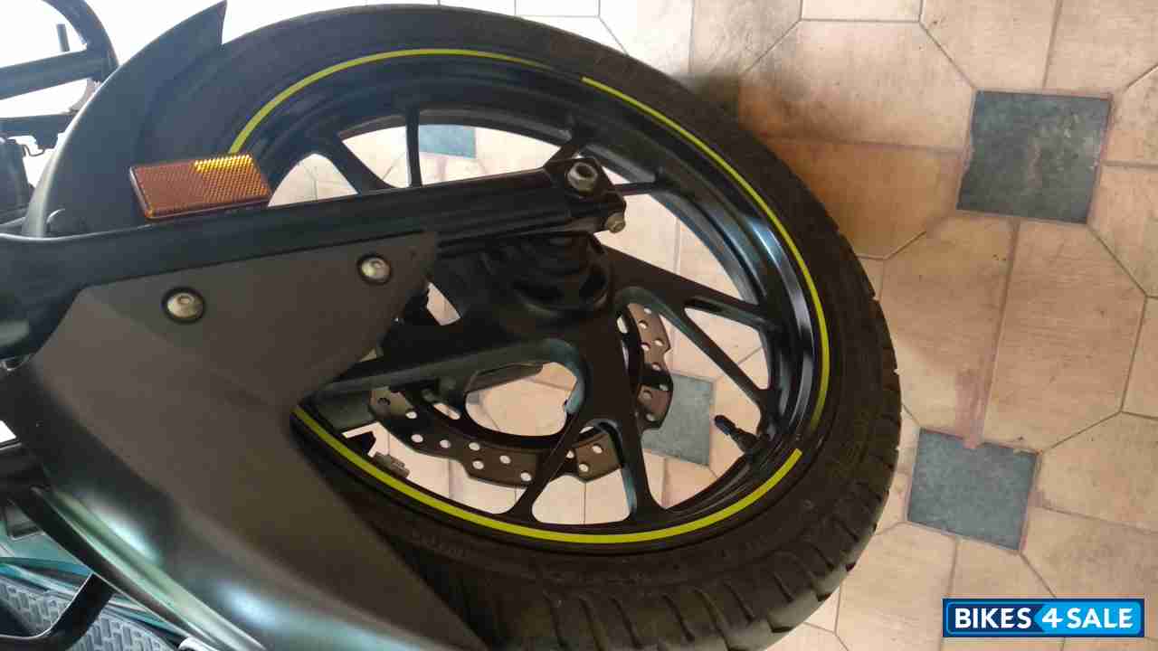 Grey (green) Honda CB Hornet 160R