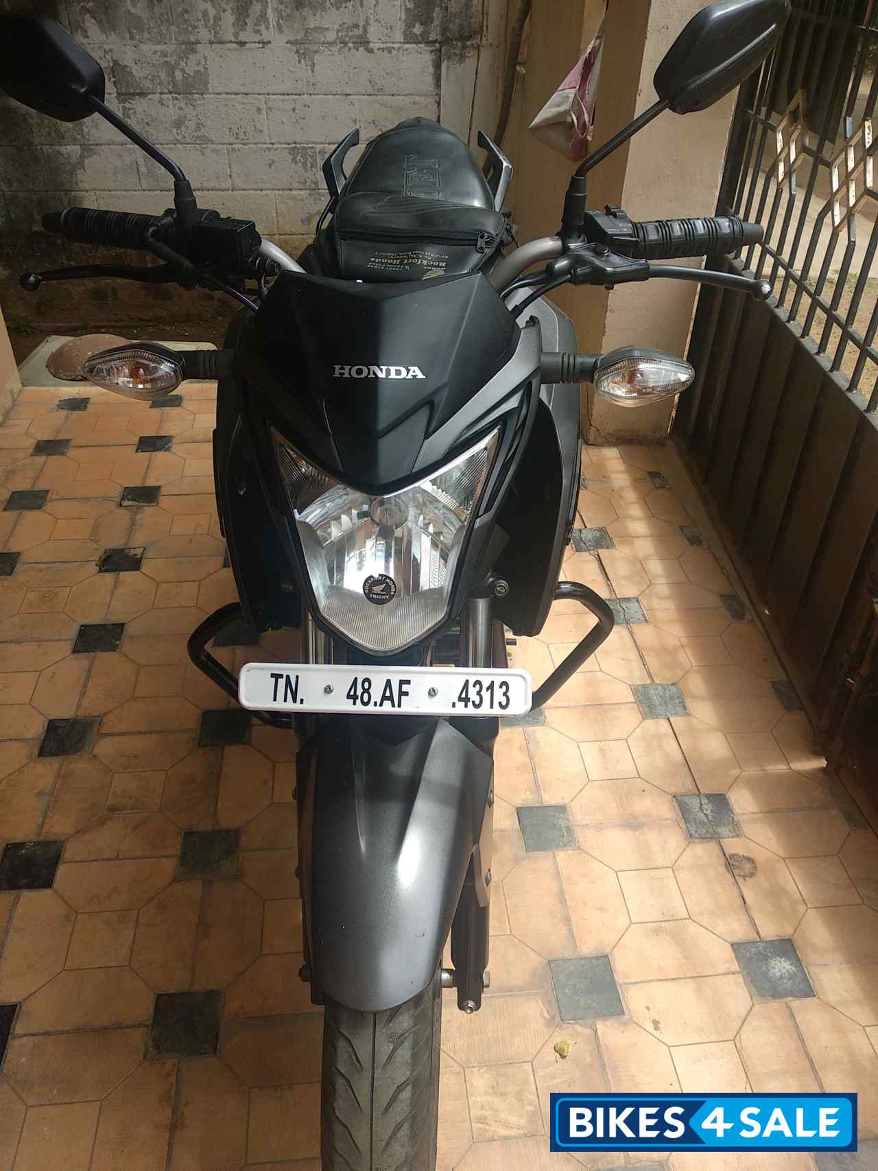 Grey (green) Honda CB Hornet 160R