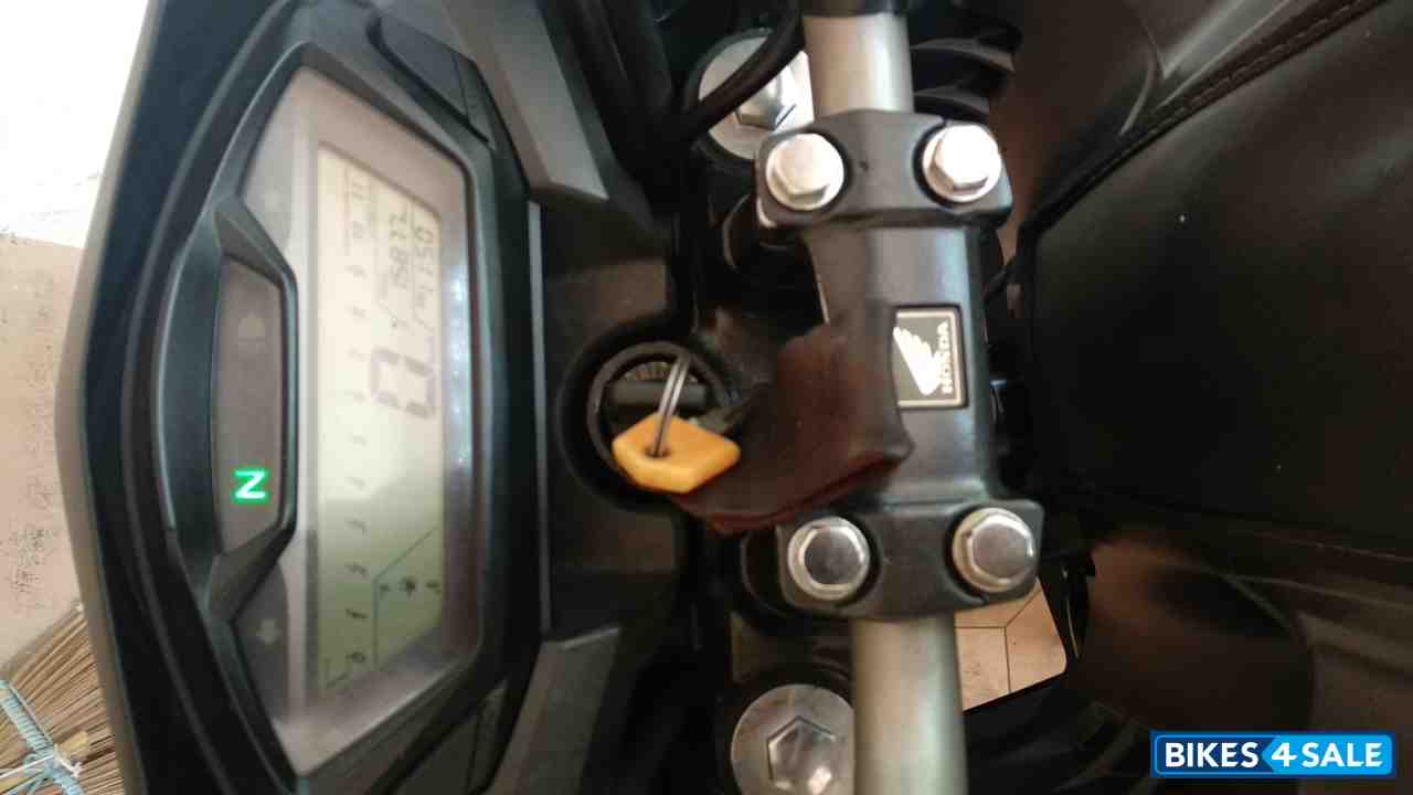 Grey (green) Honda CB Hornet 160R