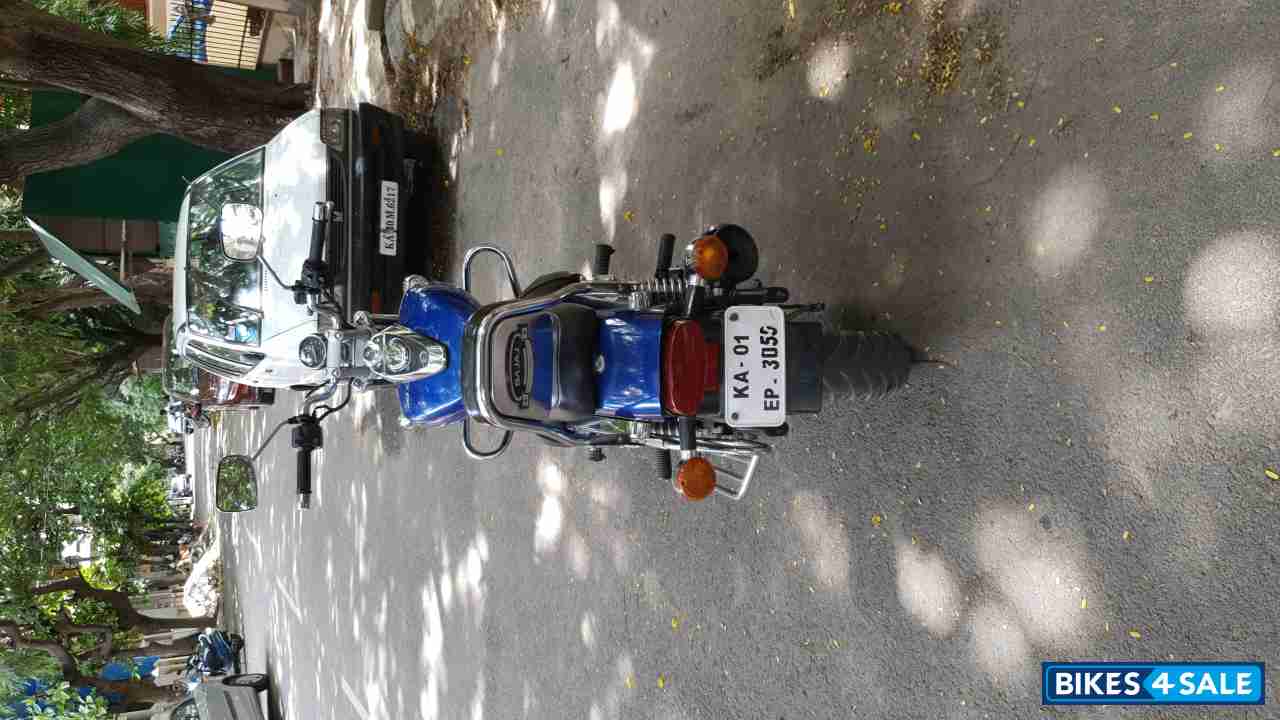 Blue Bajaj Avenger 200 DTS-i