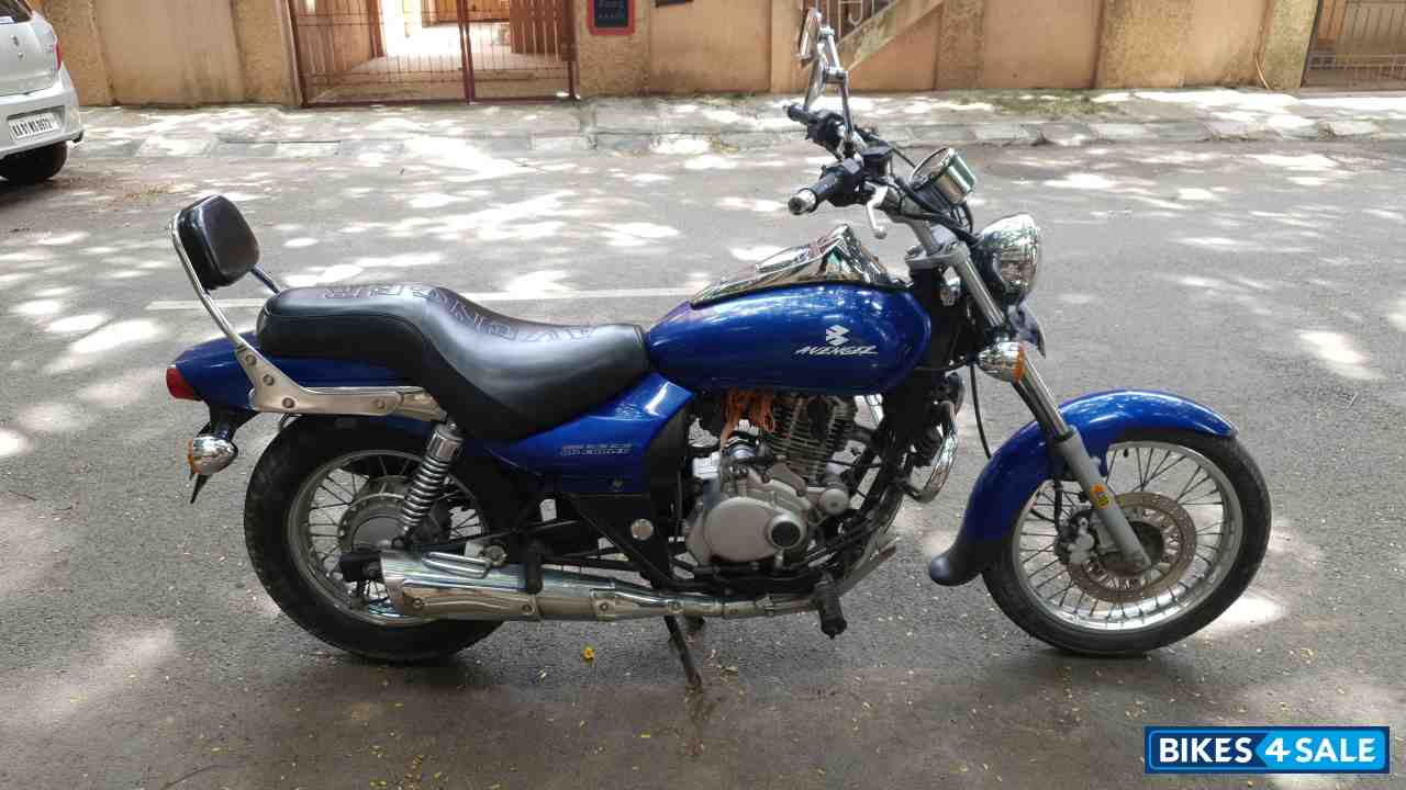 Blue Bajaj Avenger 200 DTS-i Blue Bajaj Avenger 200 DTS-i