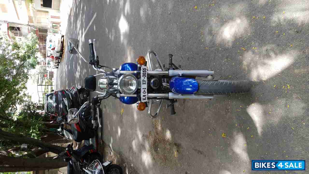 Blue Bajaj Avenger 200 DTS-i Blue Bajaj Avenger 200 DTS-i