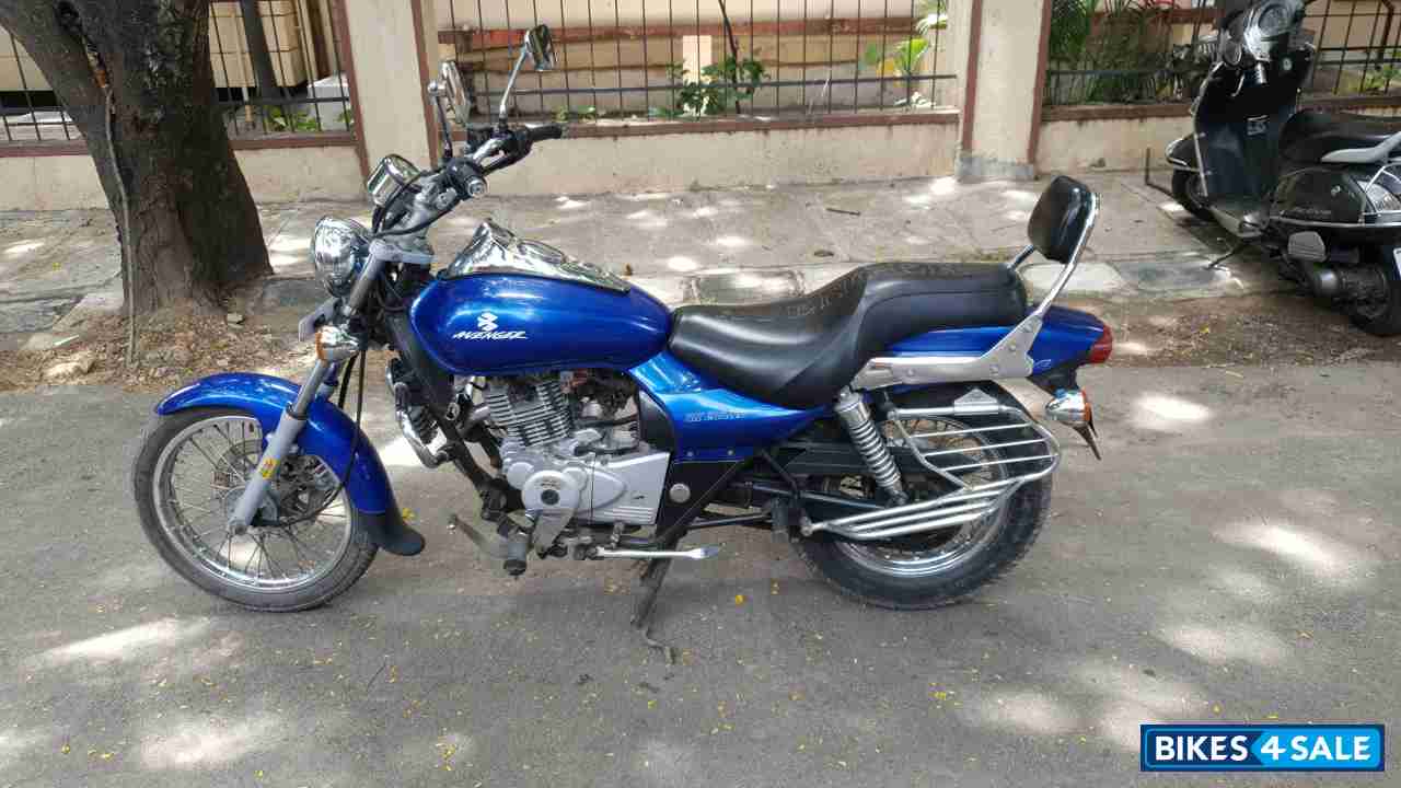 Blue Bajaj Avenger 200 DTS-i Blue Bajaj Avenger 200 DTS-i