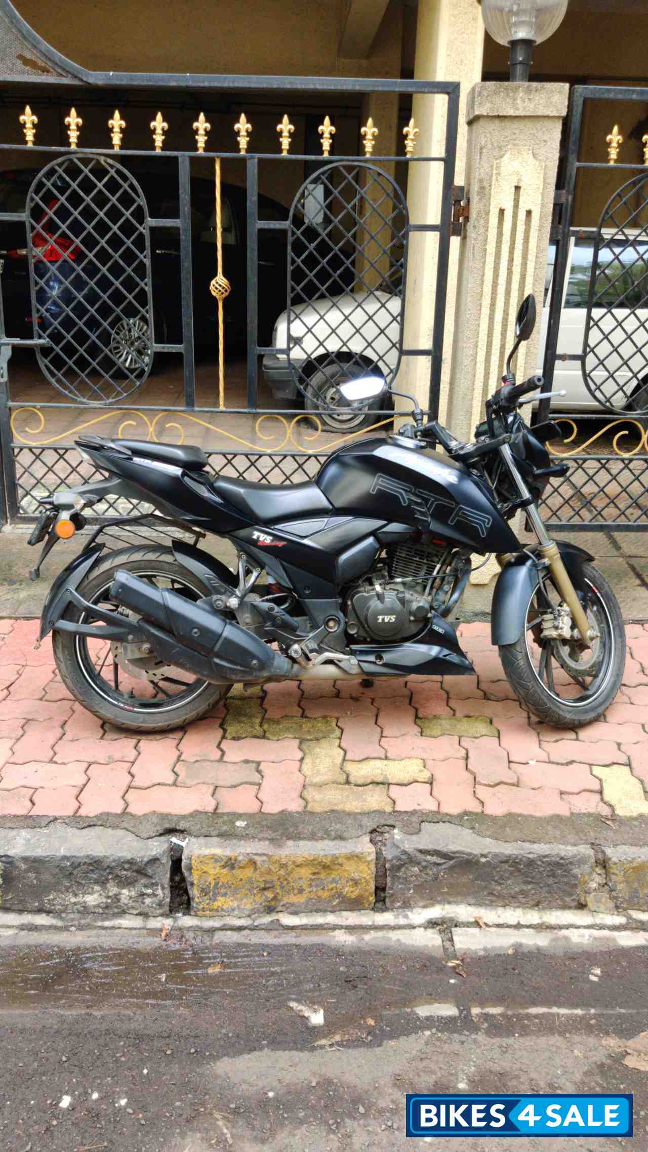 Matte Black TVS Apache RTR 200 4V