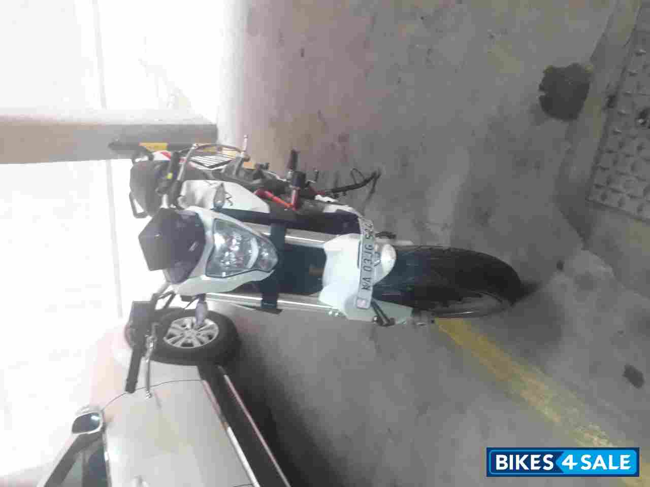 White Benelli TNT 25