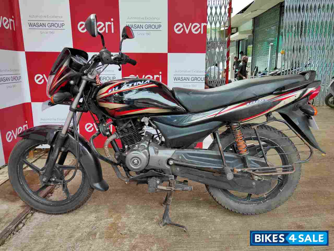 Black Bajaj Platina 100