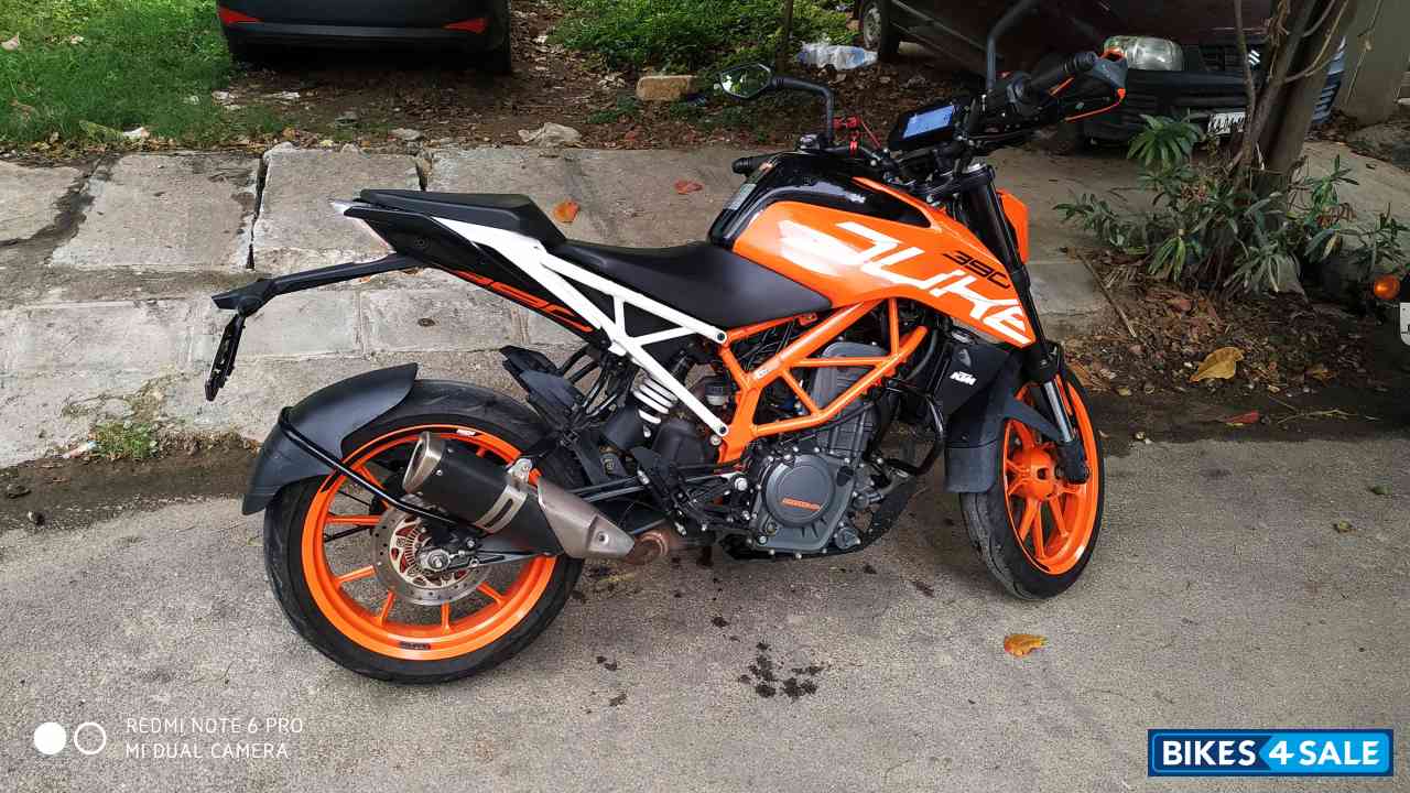 Orange KTM Duke 390 Orange KTM Duke 390