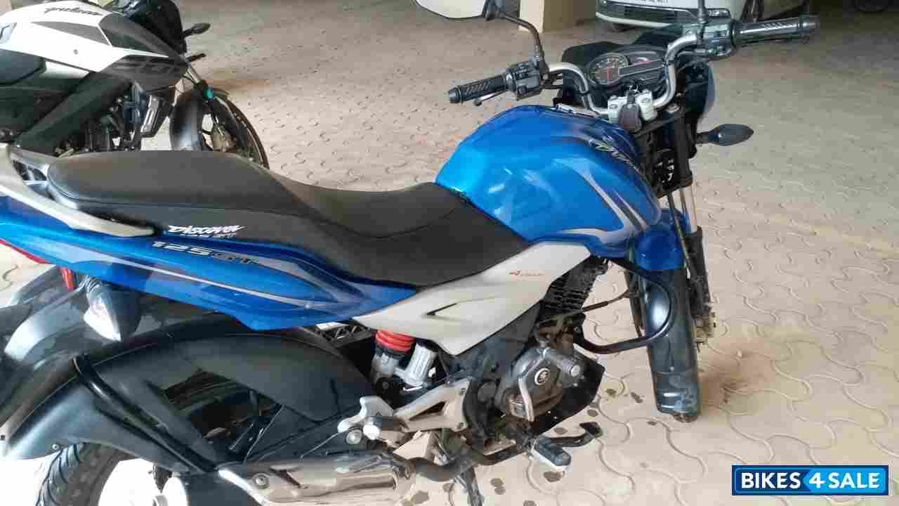 Blue Bajaj Discover 125 ST