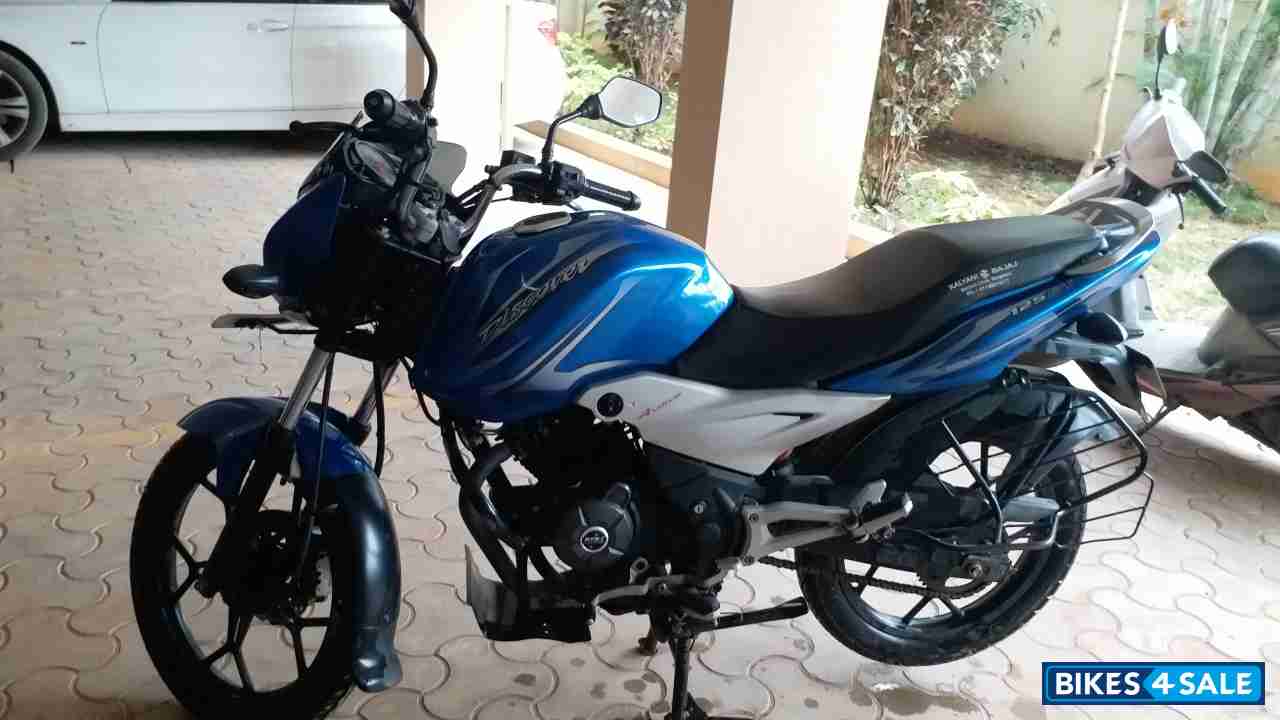Blue Bajaj Discover 125 ST
