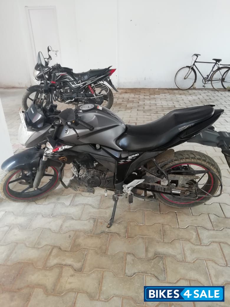 Black Suzuki Gixxer 150