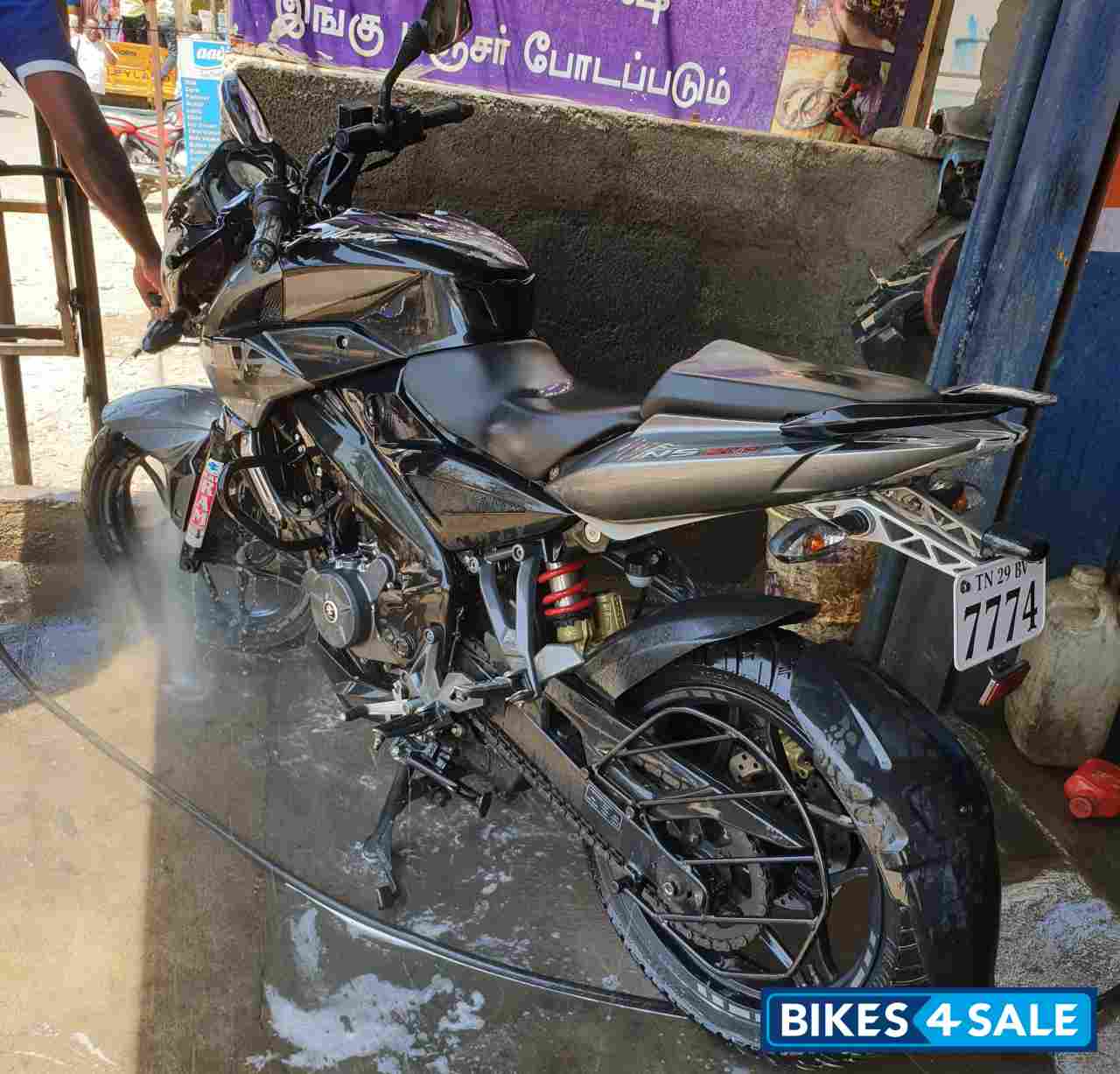 Black M Bajaj Pulsar 200 NS Black M Bajaj Pulsar 200 NS
