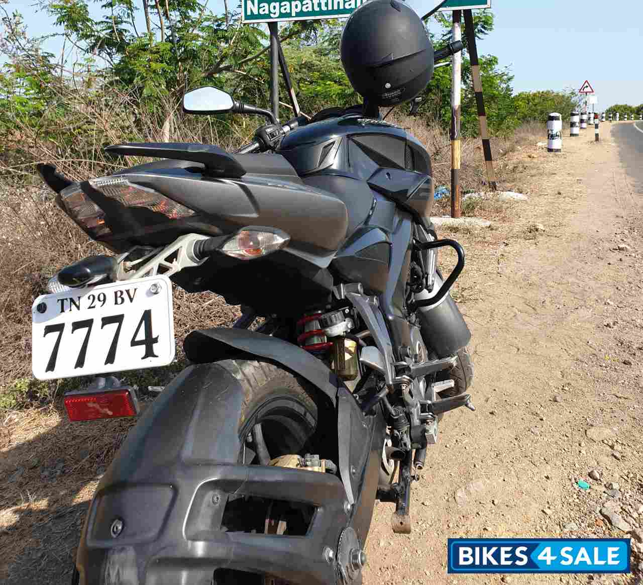 Black M Bajaj Pulsar 200 NS Black M Bajaj Pulsar 200 NS