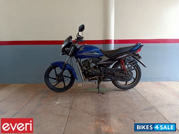 Blue And Black Honda Dream Yuga