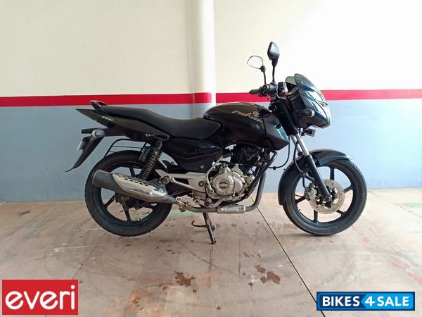 Black Bajaj Pulsar 150 Classic