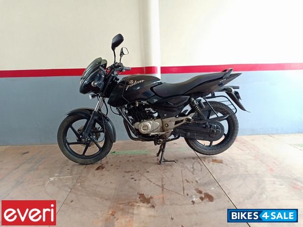 Black Bajaj Pulsar 150 Classic