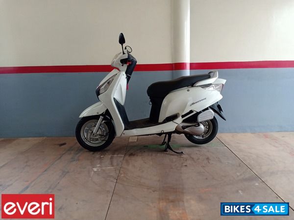 White Honda Aviator White Honda Aviator