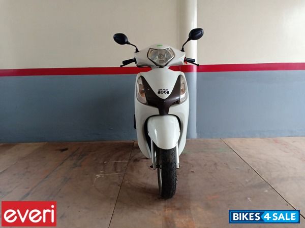 White Honda Aviator White Honda Aviator