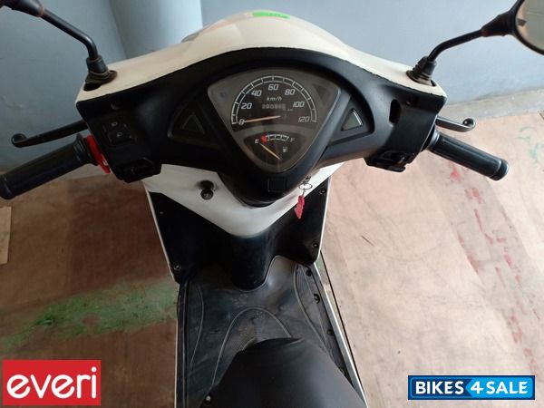 White Honda Aviator White Honda Aviator