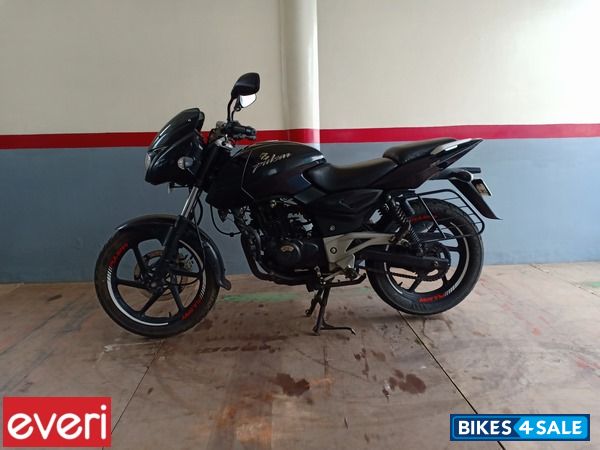 Black Bajaj Pulsar 150 Classic