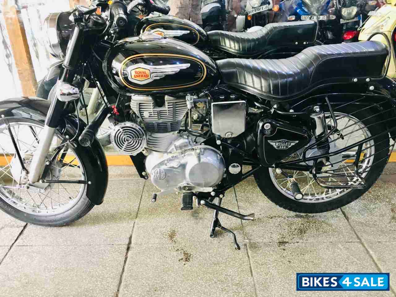 Black Royal Enfield Bullet Standard 350