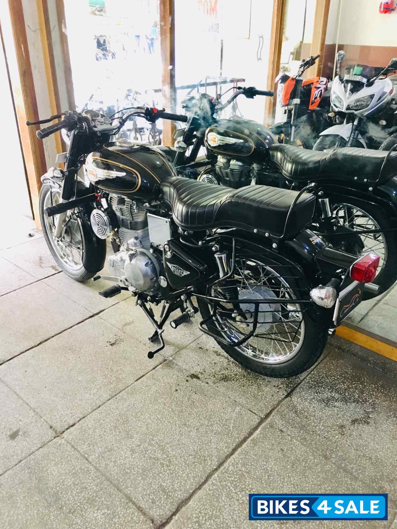 Black Royal Enfield Bullet Standard 350