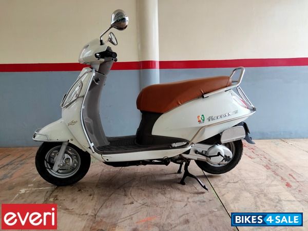 White Suzuki Access 125 Special Edition