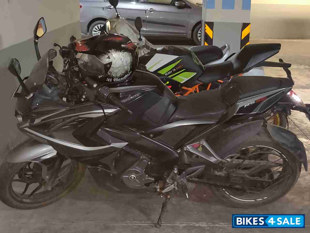 Black Bajaj Pulsar RS 200