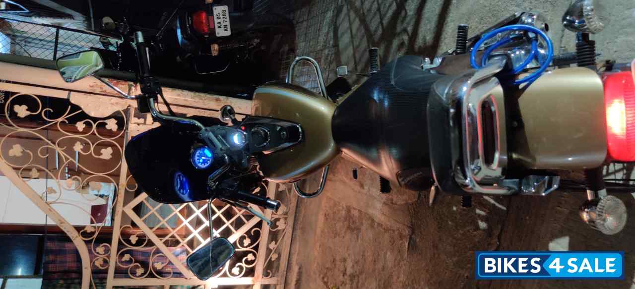 Golden Bajaj Avenger 220 DTS-i