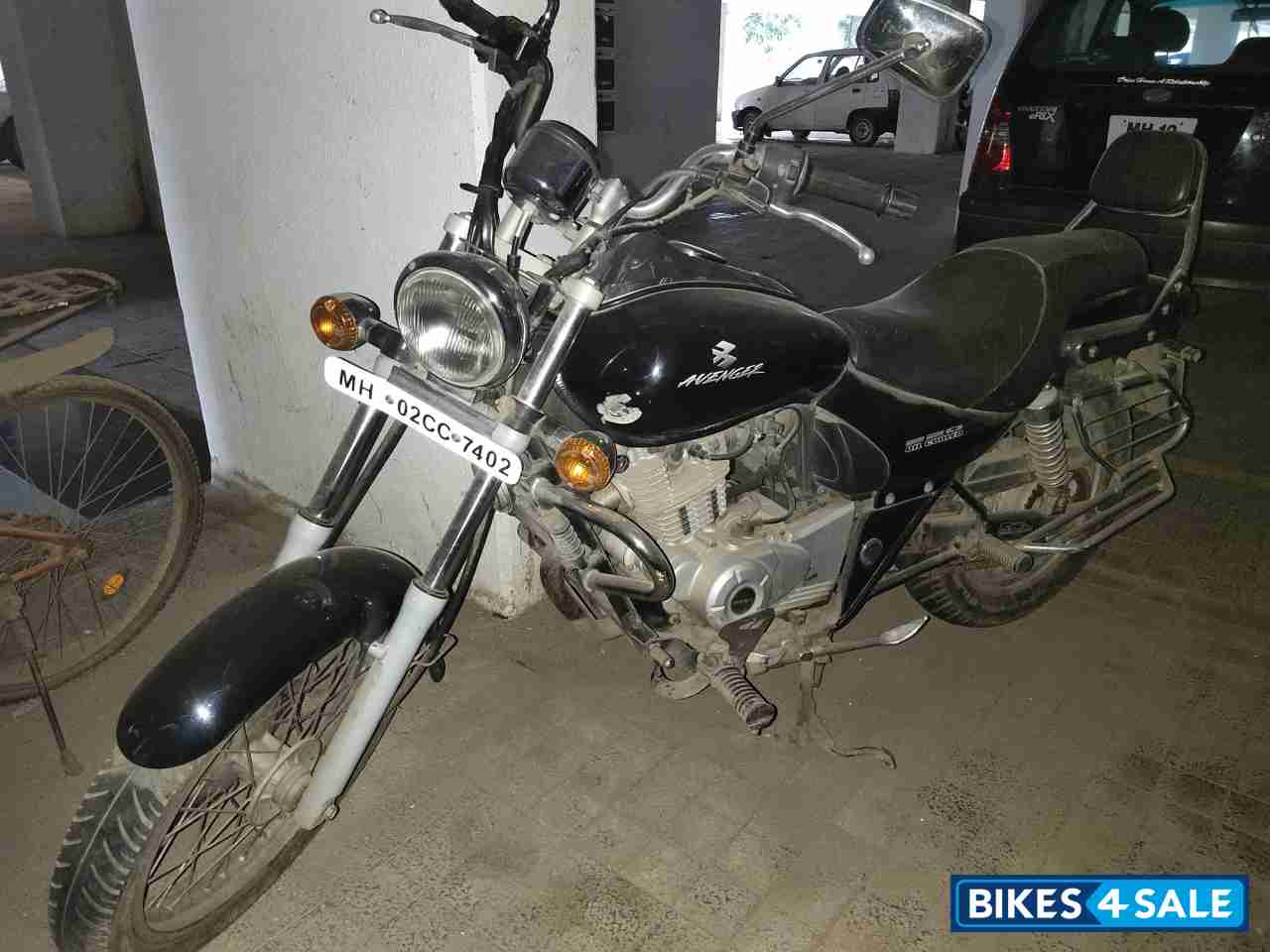 Black Bajaj Avenger 220 DTS-i