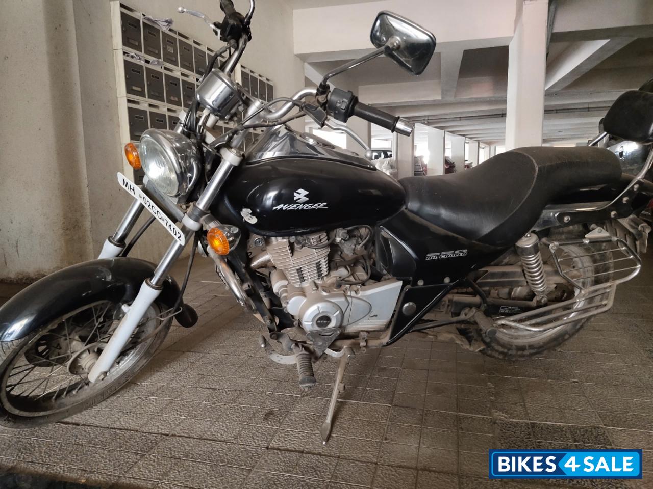 Black Bajaj Avenger 220 DTS-i