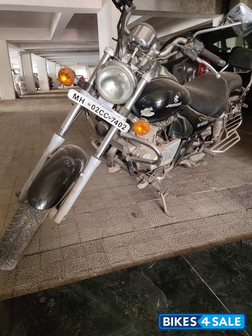 Black Bajaj Avenger 220 DTS-i
