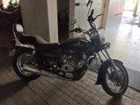 Black Bajaj Avenger 220 DTS-i