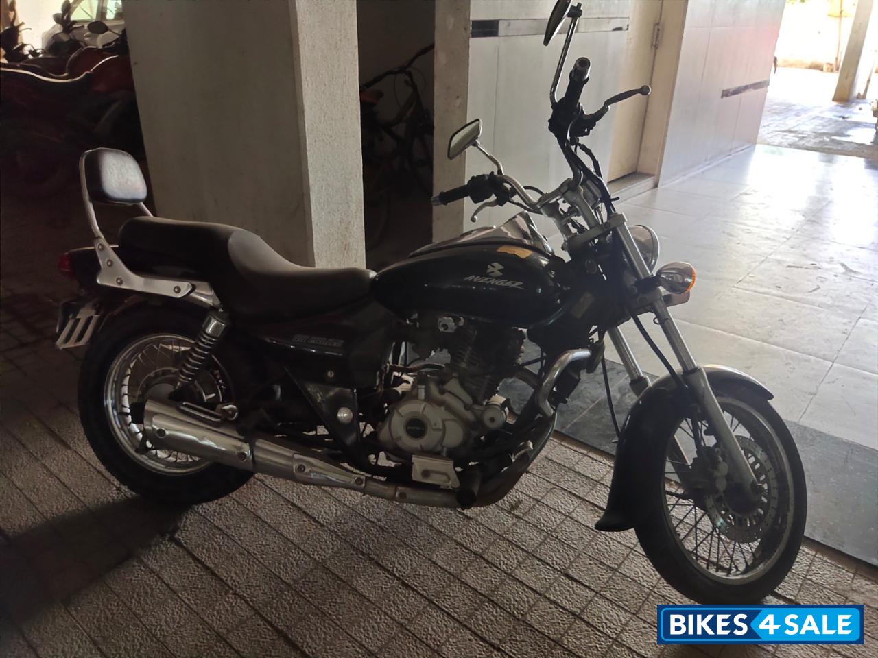 Black Bajaj Avenger 220 DTS-i