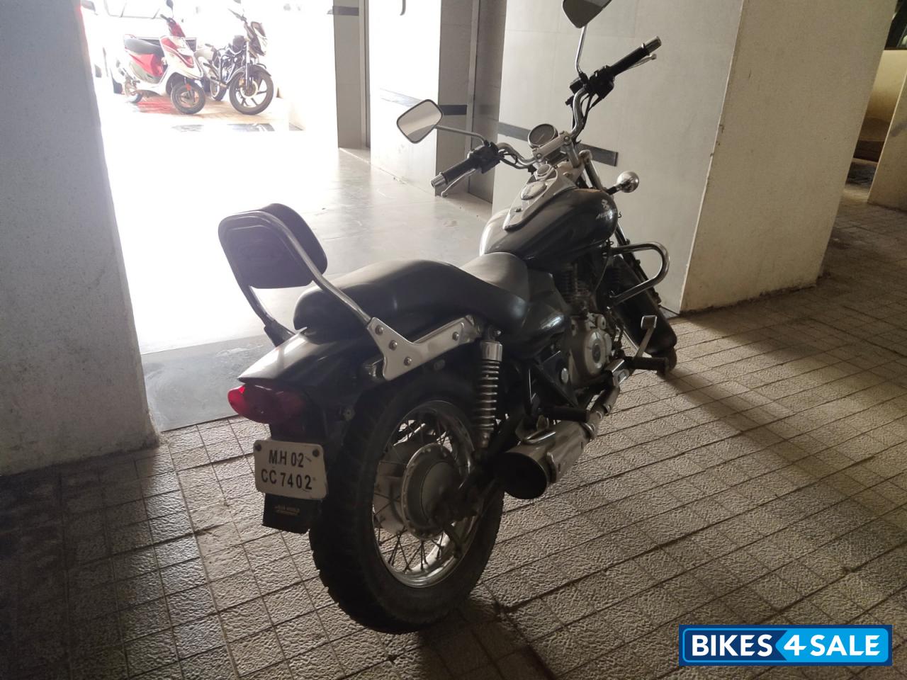 Black Bajaj Avenger 220 DTS-i