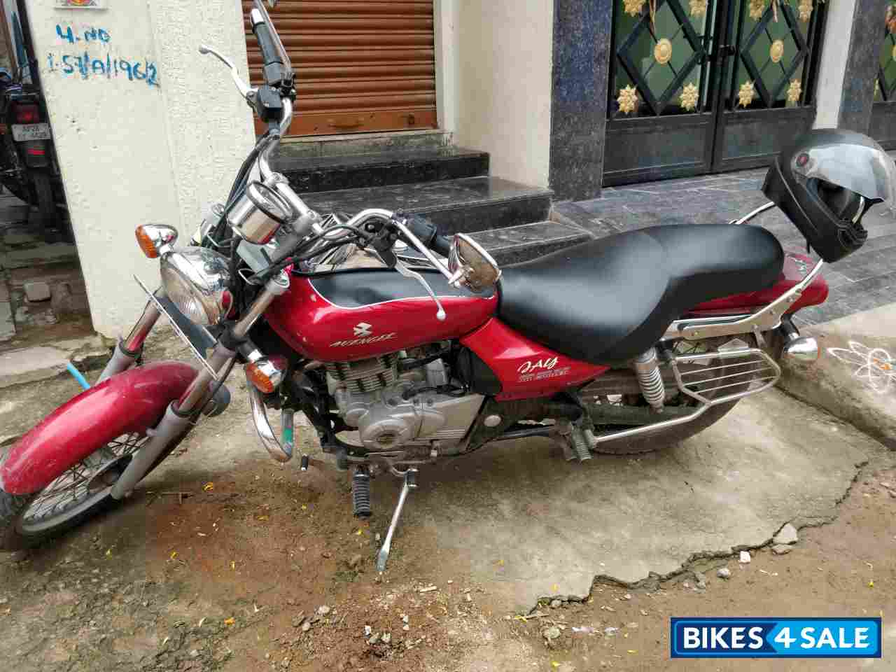 Red Bajaj Avenger 220 DTS-i