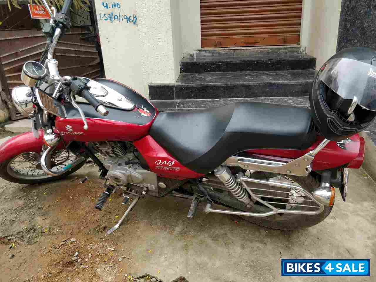 Red Bajaj Avenger 220 DTS-i Red Bajaj Avenger 220 DTS-i