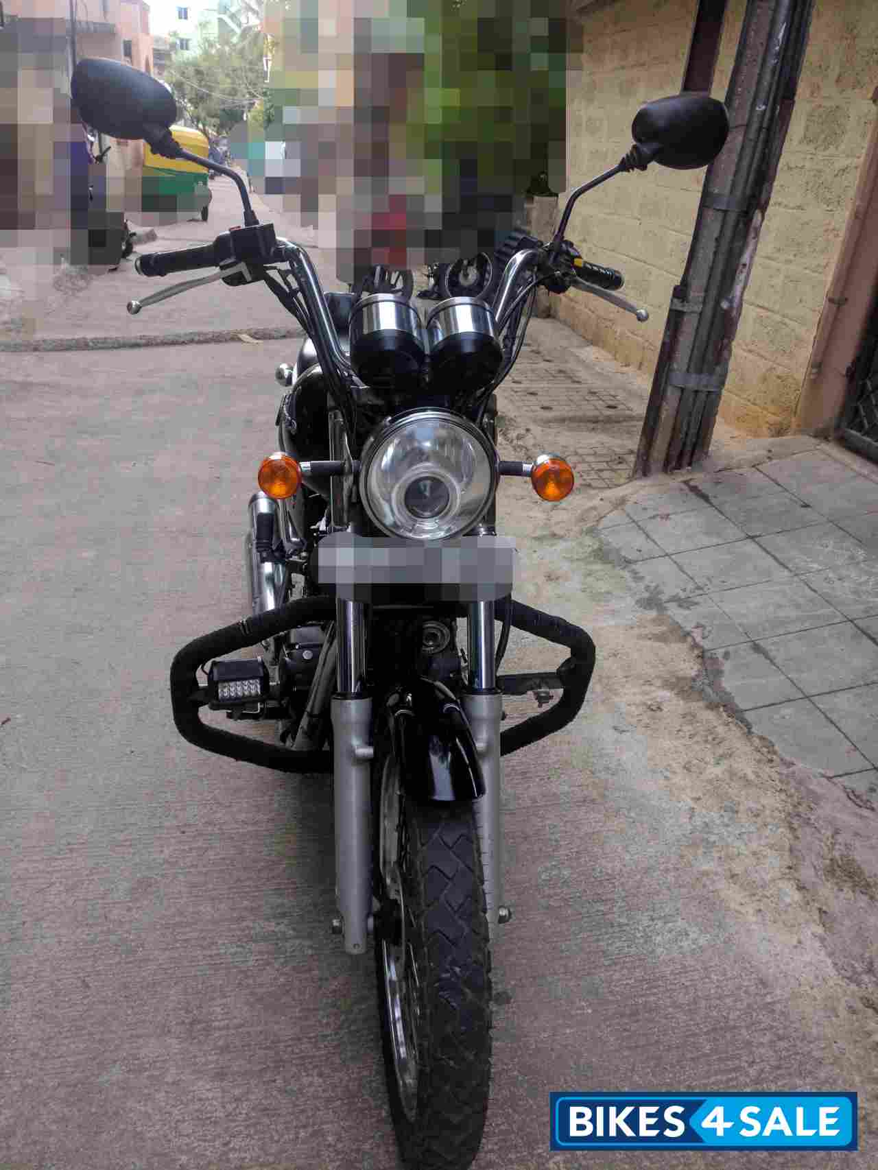 Black Royal Enfield Thunderbird 350 Black Royal Enfield Thunderbird 350