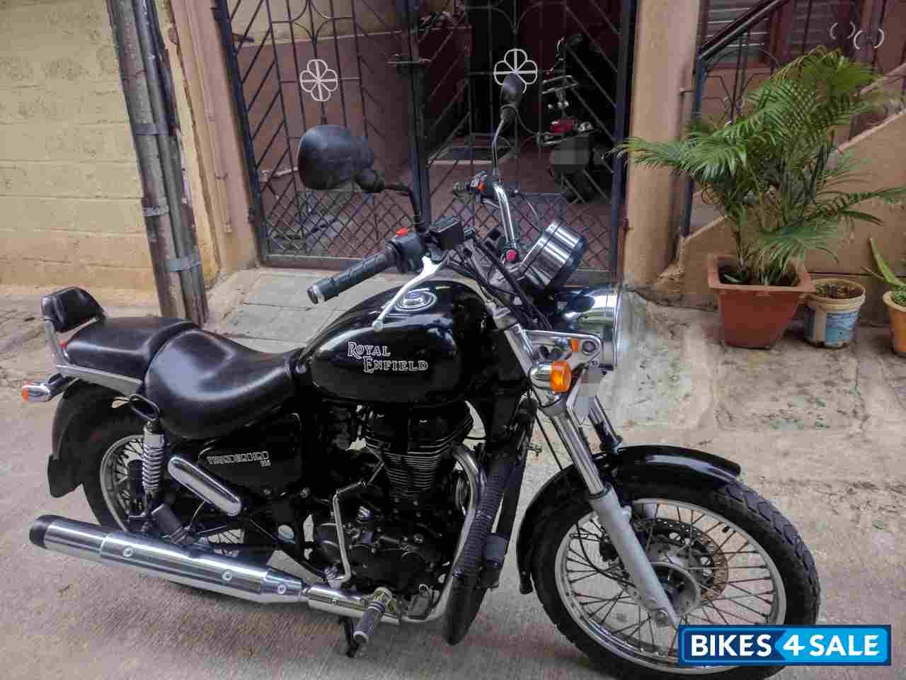 Black Royal Enfield Thunderbird 350 Black Royal Enfield Thunderbird 350