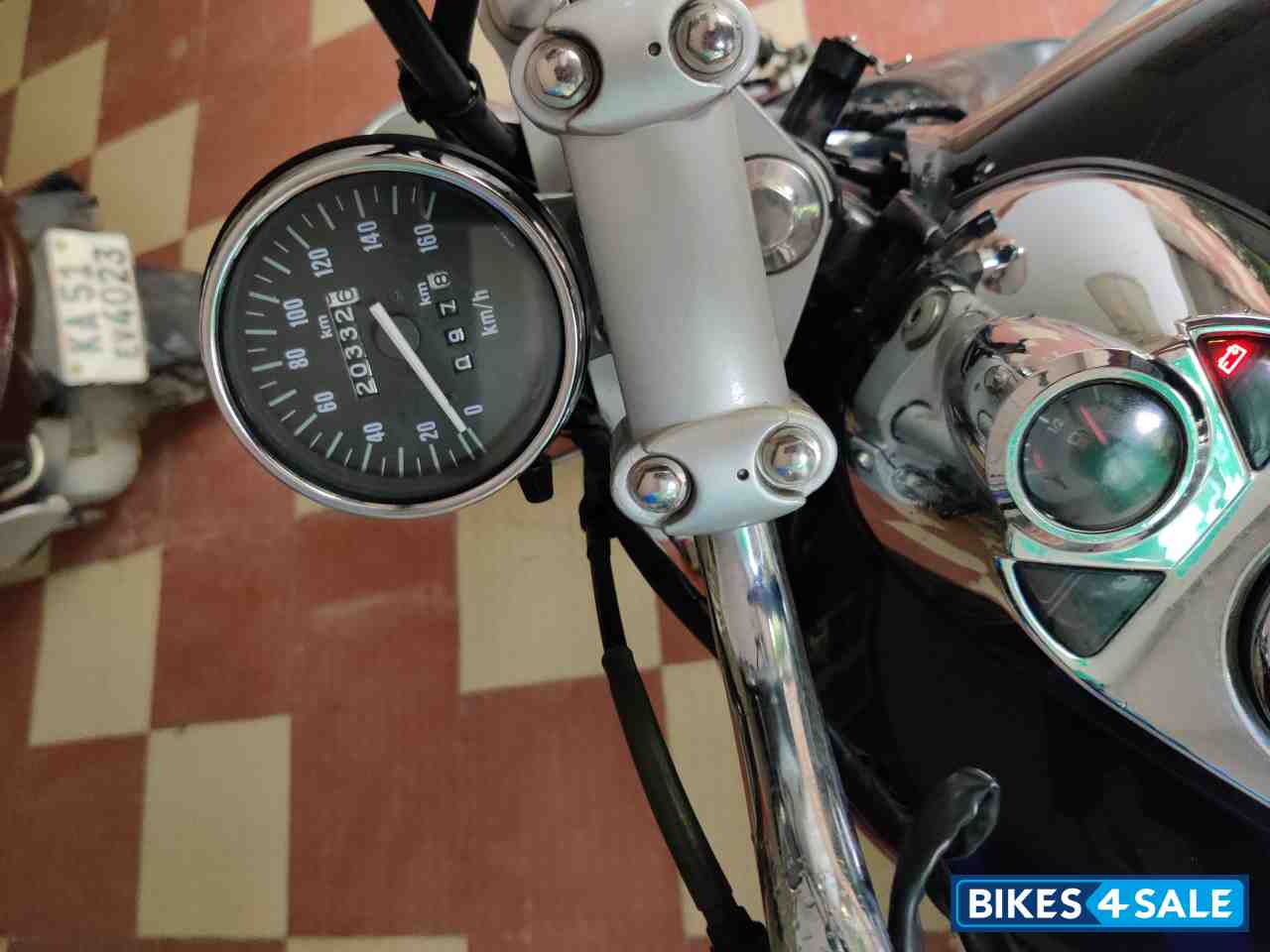 Black Bajaj Avenger 220 DTS-i