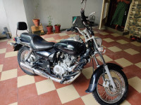 Black Bajaj Avenger 220 DTS-i